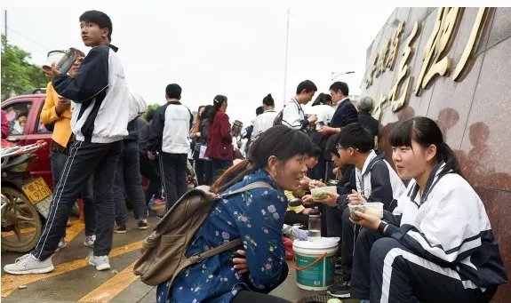 毛坦厂万人送考是怎样的场景?