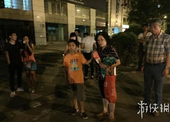 天津滨海新区发生爆炸17人死亡400伤 现场升起蘑菇云