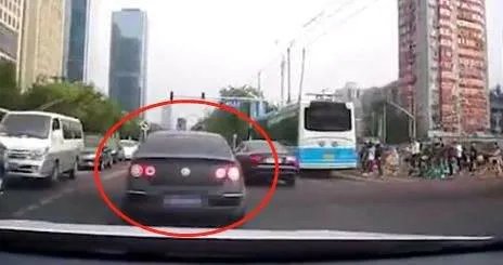 别车泼咖啡男子被提起公诉，他有可能面临坐牢吗？