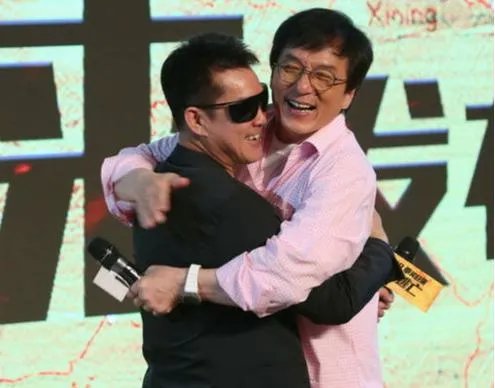 成龙被反派踹尿血：元彪曝成龙拍打戏被翻牌打晕