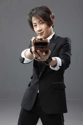 刘谦2013春晚魔术揭秘 称找力宏只为转移视线