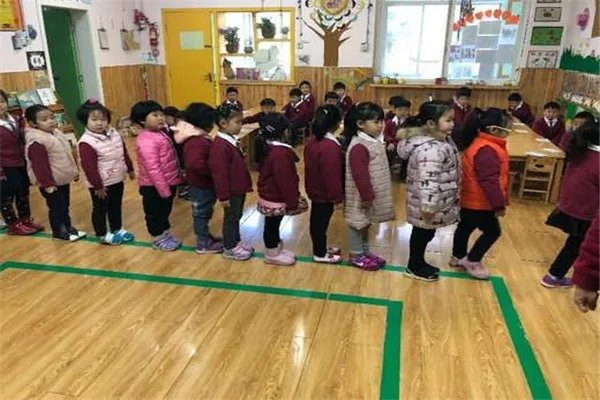 幼儿园吃饭慢要去厕所吃,幼儿园教育问题一直不断,教育规范应从何入手?