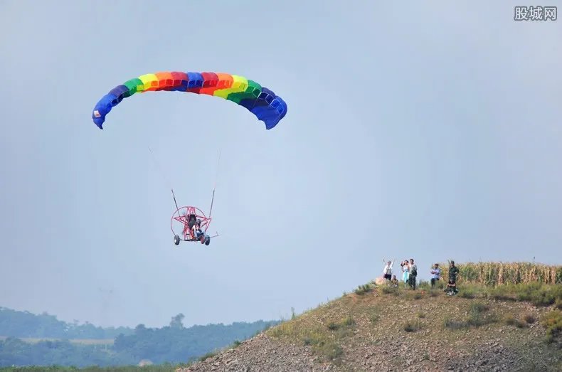 男子悬崖跳伞遇险 跳伞该注意哪些事项