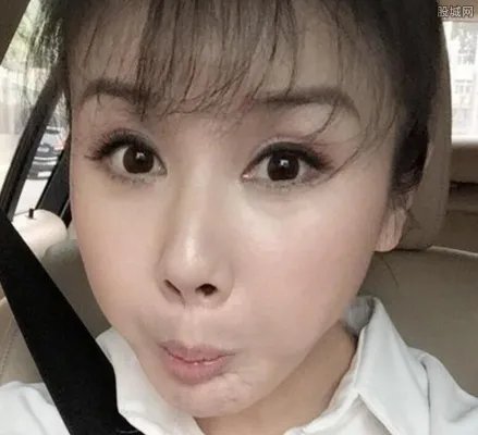 孙菲菲裙子被踩掉事件 裙子被扯下完全走光