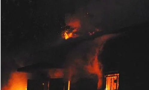 郑州一民宅今晨发生火灾致人伤亡了吗？