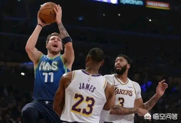 湖人10连胜被终结之后,东契奇主动走向湖人替补席,老詹却转身就走,你怎么看?