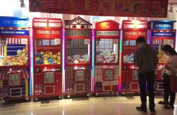 四川一娃娃机里现真娃娃，他到底是从哪里钻进去的？