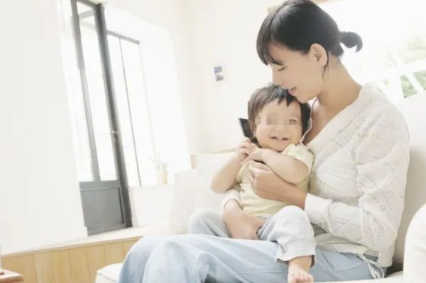 同性伴侣争抚养权案宣判,卵子提供者败诉,你认为孩子该判给谁?