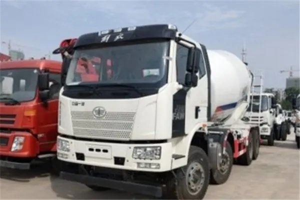 济南水泥罐车侧翻压扁轿车，现场有无造成人员伤亡？