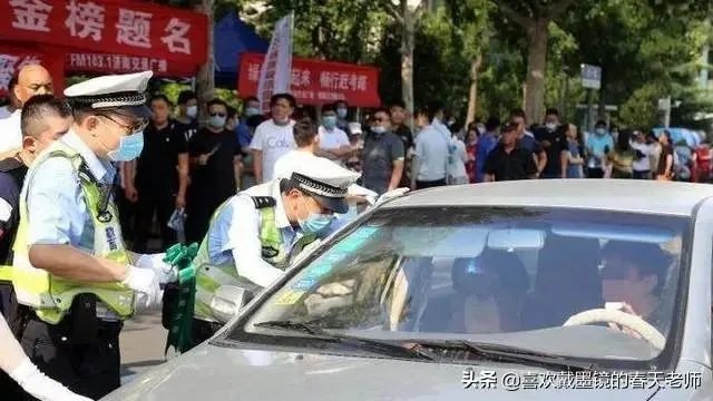 母亲把女儿送错考点