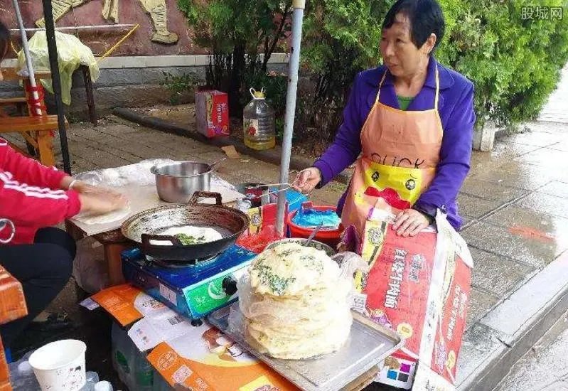 卖煎饼日进账8千 揭秘大妈日赚8千真相