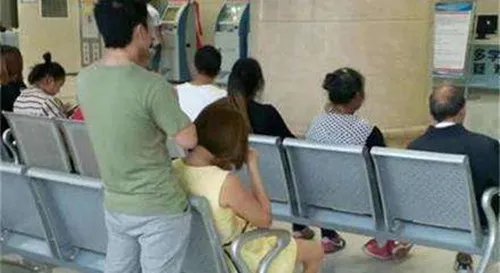 穿妻高跟鞋站医院是在作秀吗 网友直呼:刘恺威赶紧学!