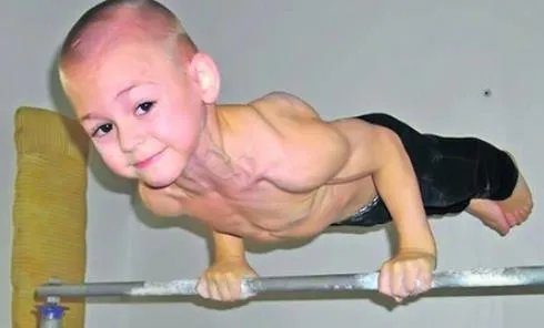 7岁小猛男是怎么回事：看看这组照片你就明白了