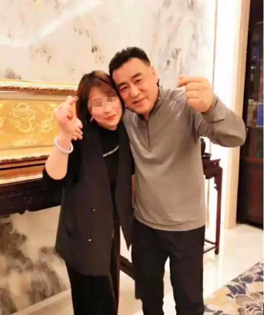 央视主播张宏民吃雪糕被嘲,这是怎么回事?