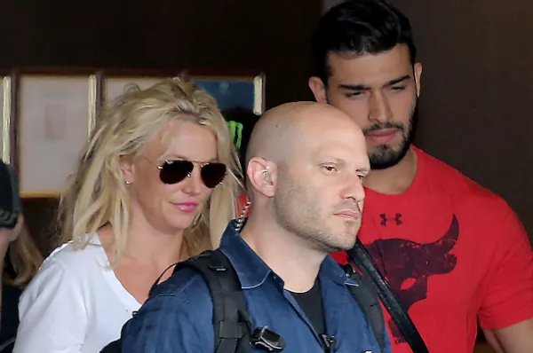 布兰妮宣布与男友订婚，他们是怎么认识的？