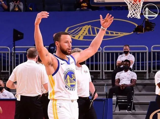 詹姆斯支持库里当选MVP，你觉得库里今年的表现如何？