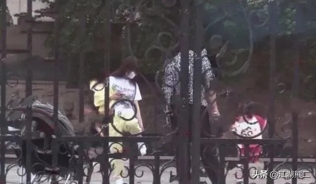 贾乃亮李小璐关系破冰？两人一起陪甜馨玩耍，离婚后首次同框，你怎么评价？