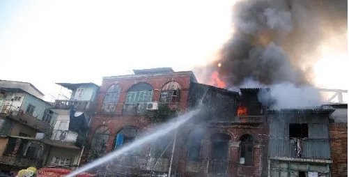 的哥发现民宅起火之后怎么做的?