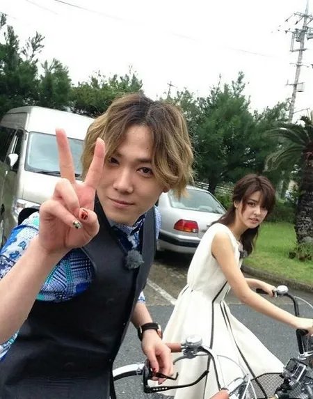 李弘基藤井美菜公开场合也亲密 网友：不会是假戏真做吧