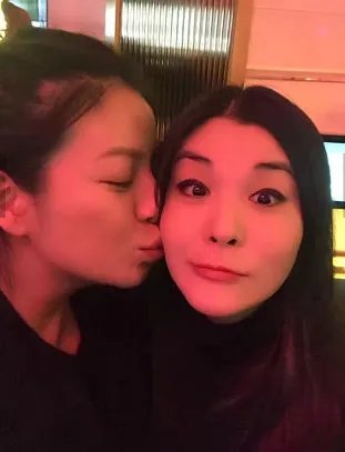 赵薇素颜为员工庆生 嘟嘴献吻与寿星玩亲亲