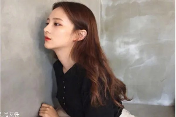 女生卷发发型图片 学生长卷发发型图片