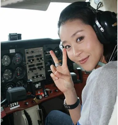 苗圃私人飞机曝光 内地首个有飞机驾照的女明星