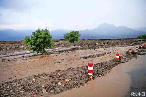 23年前洪水中抱树女孩成为警察，当年到底发生了什么？