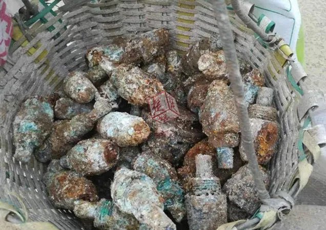 湖北农民挖到百枚炮弹 当成宝贝背回家