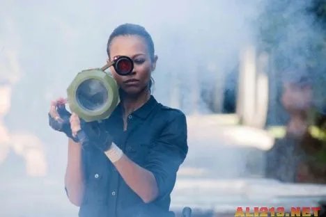 是日美女电影:《哥伦比亚人》佐伊·索尔达娜