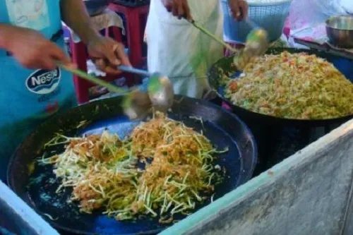 卖炒饭收款码被人掉包,网友却都在关注每天千元收入?