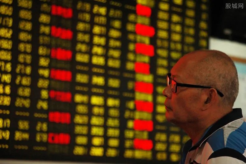 云南城投董事投案 许雷被调查其女儿女婿引关注