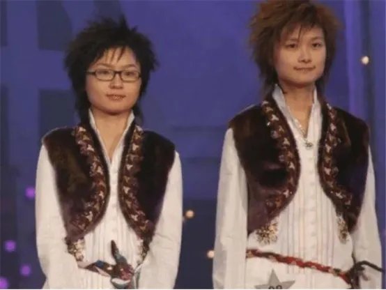 李宇春周笔畅15年后再同框,两人今非昔比,令人感慨万千,感情还依旧吗?