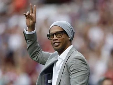 前皇马后卫西西尼奥什么时候宣布退役?