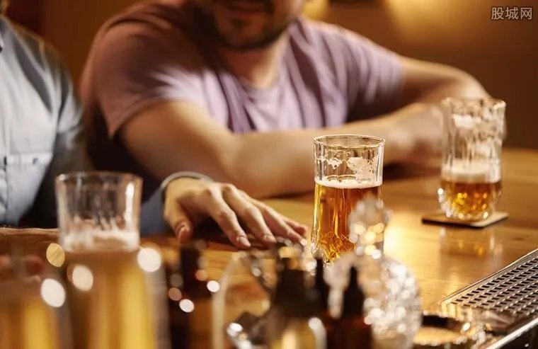 美国酒吧开门45分钟后爆满 顾客没戴口罩令人担忧