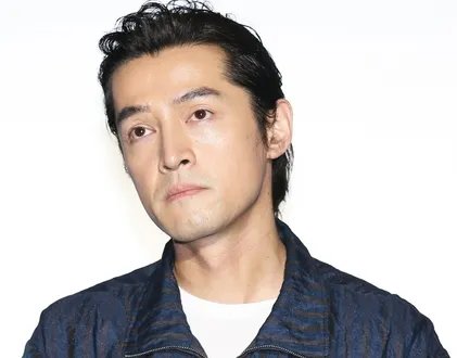 胡歌跪地签名引热议