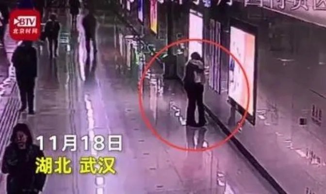 地铁小哥抱男乘客怎么回事 事件始末详情曝光