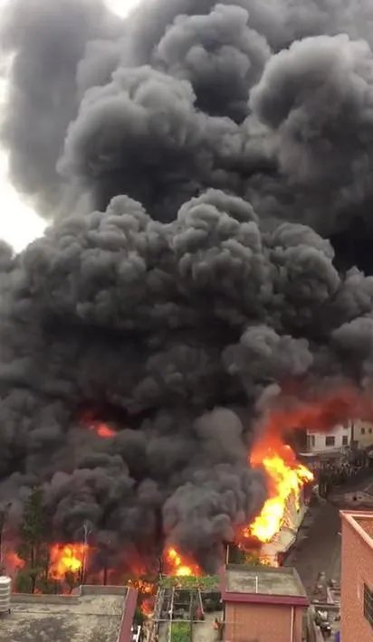 广东佛山一床上用品仓库起火是什么情况？