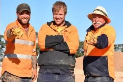 澳大利亚淘金客挖出两块黄金，他是在哪里挖到的？