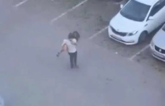 吵架吵不过将女朋友扔垃圾桶,如何评价这波操作