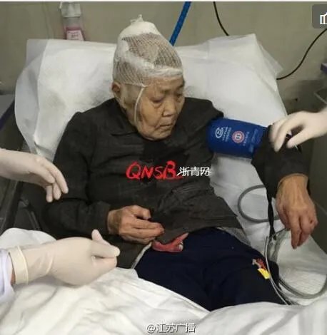 老人卖鞋垫被打伤 74岁儿子因着急病倒