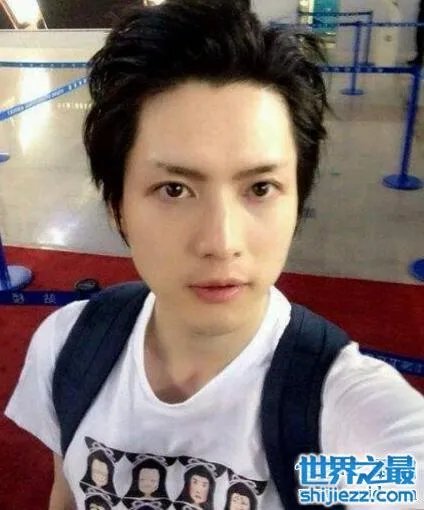 coser小小白素颜照曝光，小小白卸妆后依旧高颜值 