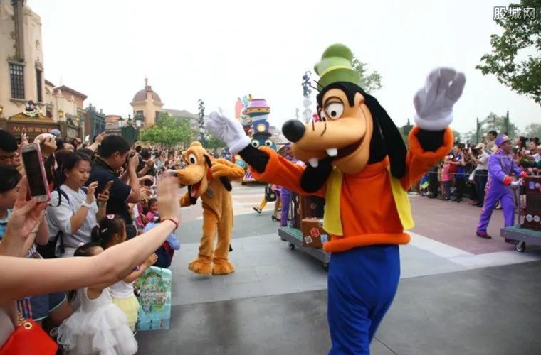 女孩迪士尼撞灯柱 索赔遭拒并称只愿给一个毛绒玩具