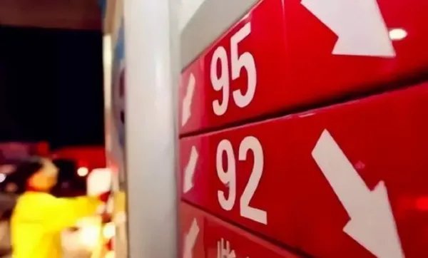 油价下调！加满一箱油少花14元，短期内油价还会下跌吗