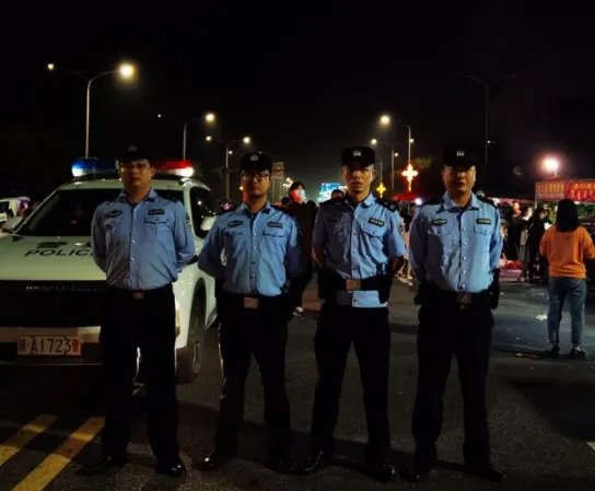 男子街头持刀追砍女生,交警上前阻止被砍伤,面对极端者如何自保?