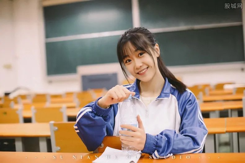 校服收费2300元 学生要买这么多校服吗?