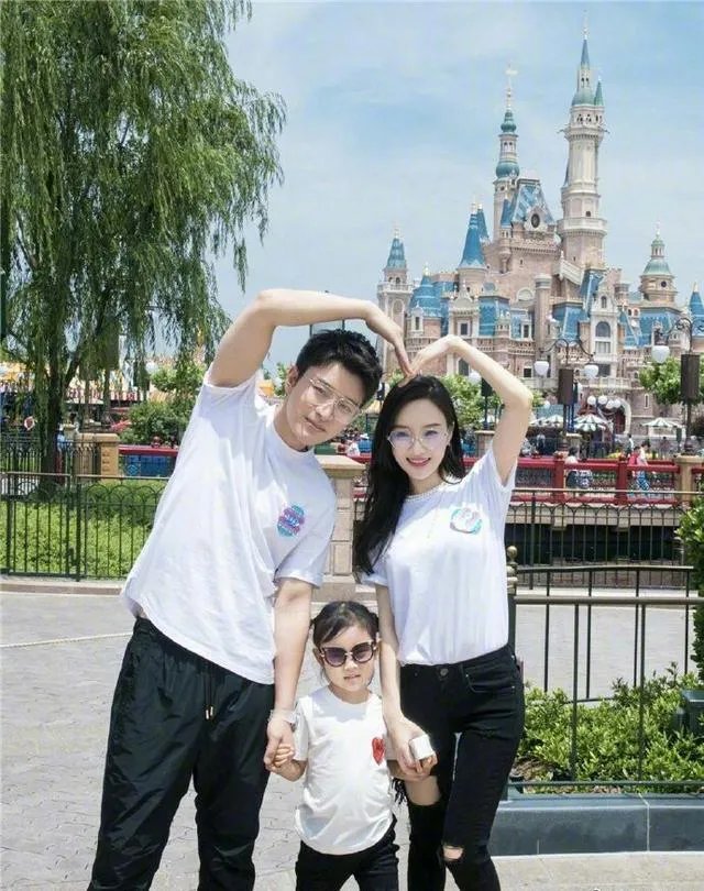 贾乃亮李小璐关系破冰？两人一起陪甜馨玩耍，离婚后首次同框，你怎么评价？