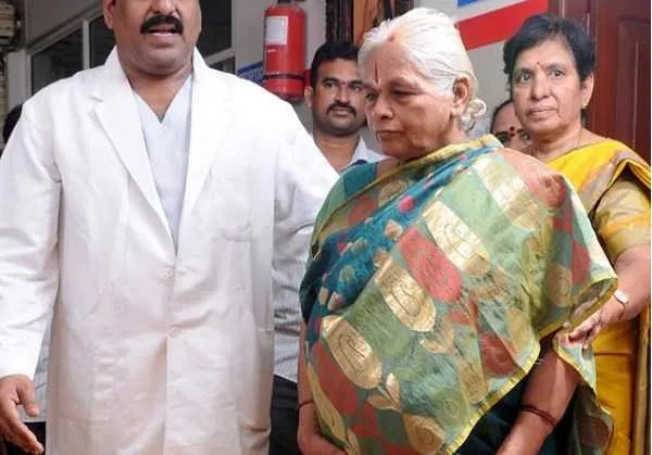 74岁老太生双胞胎女儿登热搜,年龄那么大他们还有能力照顾孩子吗?