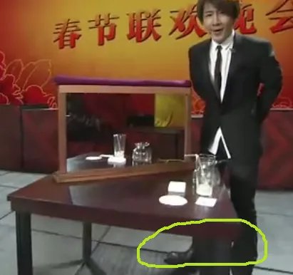 春晚刘谦镜子里怎么有只手出来