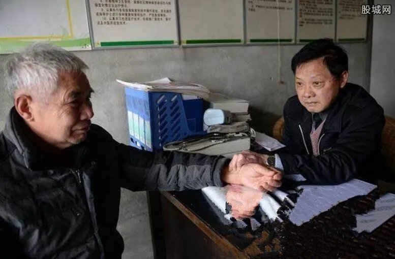 重庆10块钱医生 不辞劳累为村民看病令人称赞