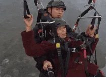 78岁老人第一次玩滑翔伞淡定自拍，你玩过滑翔伞吗？怎么样？